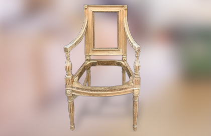 В процессе полной реставрации старого кресла все начинается с того, что надо снять старое покрытие .jpg